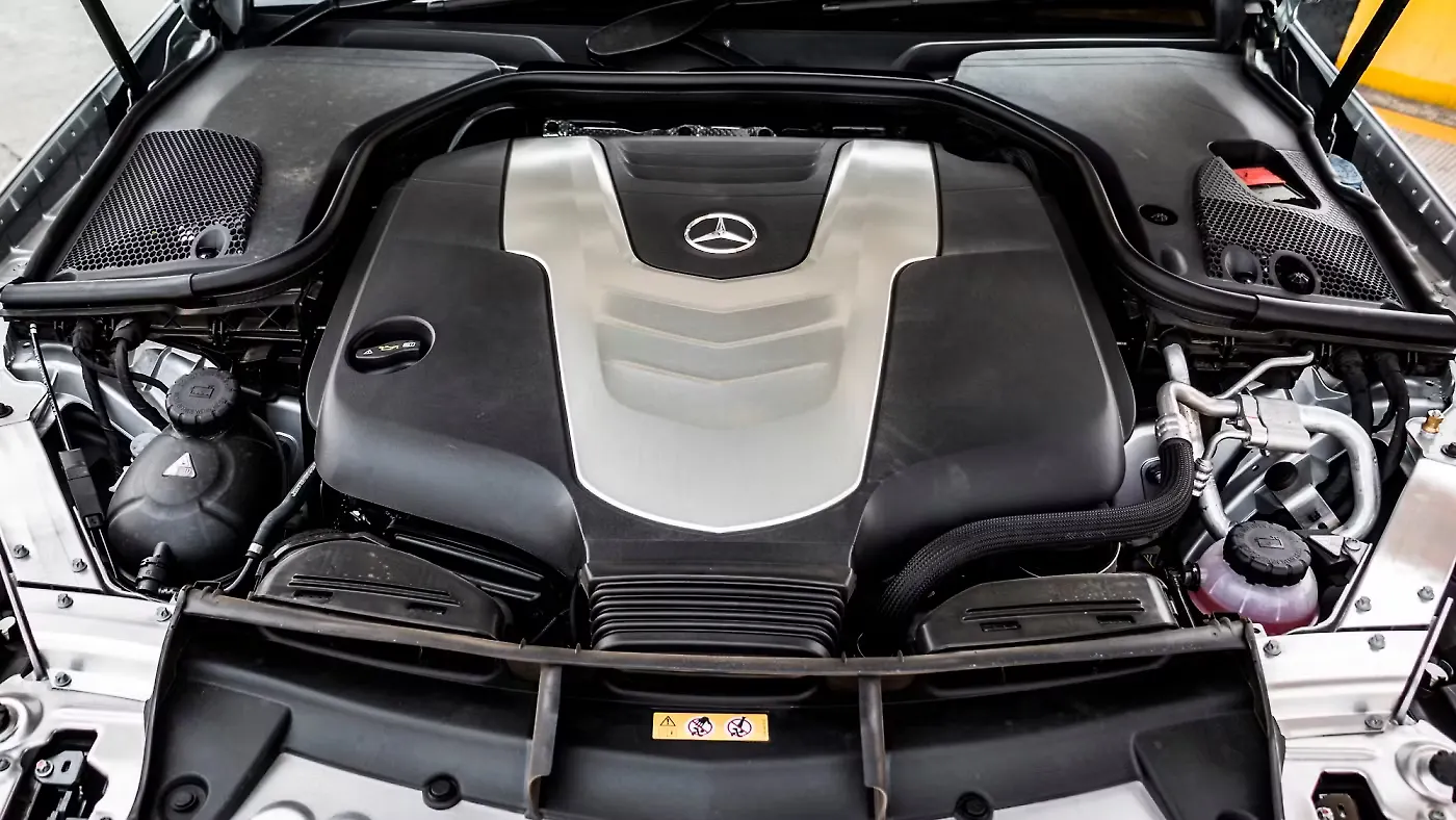 Mercedes-Benz E-Class: Engine compartment Mercedes-Benz E-Class: Engine compartment